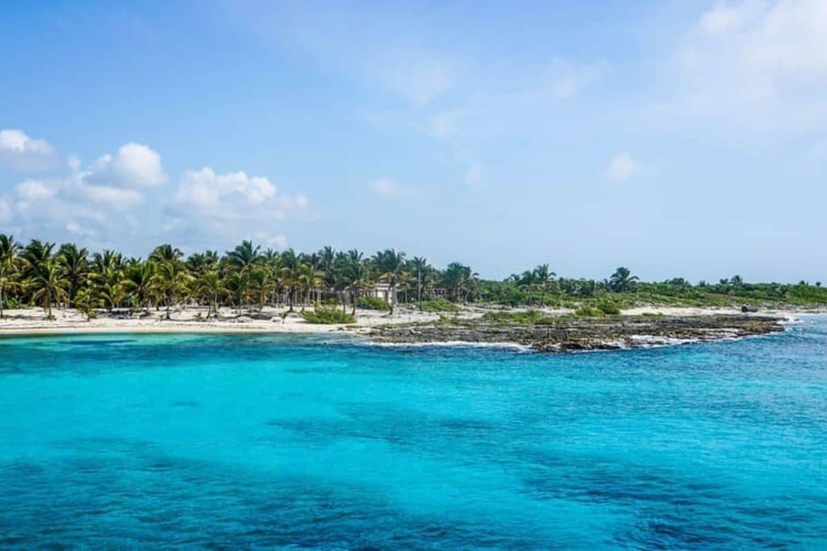 Choosing Between Holbox and Isla Mujeres for Your Vacation Home: A Simplified Guide